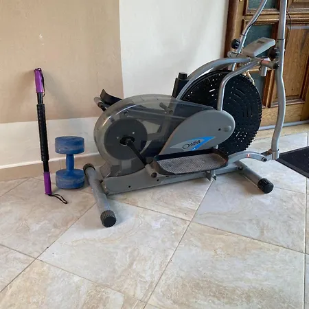 דירה Comfy Spacious טיראנה