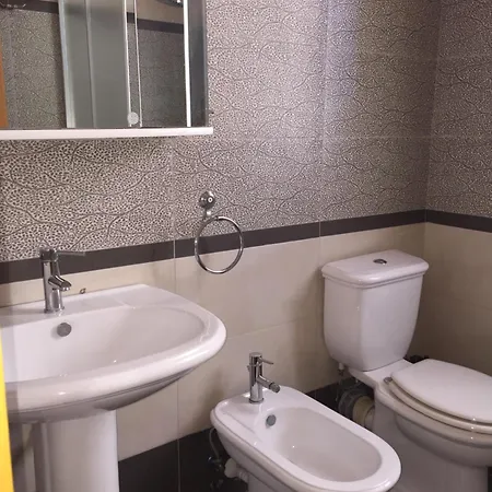 דירה Comfy Spacious טיראנה