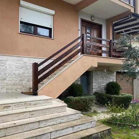 Comfy Spacious Duplex Apartamento